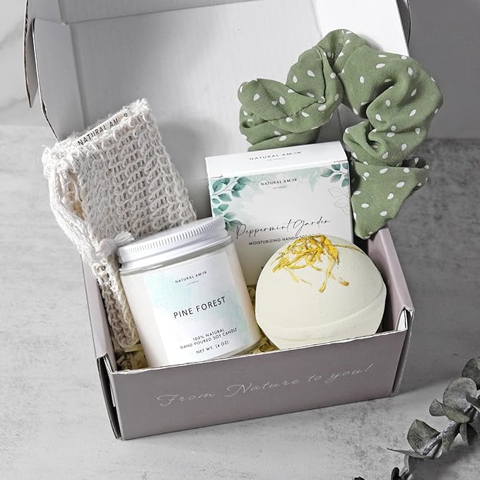 Natural Amor Green Spa Gift Set for Women, Peppermint Forest Bath Gift for her,5pc Bath & Body Gift Including Soap Bar, Candle, Bath Bomb
